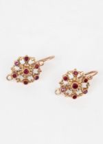 Pair of earrings in 18k yellow gold and garnets, 19th century