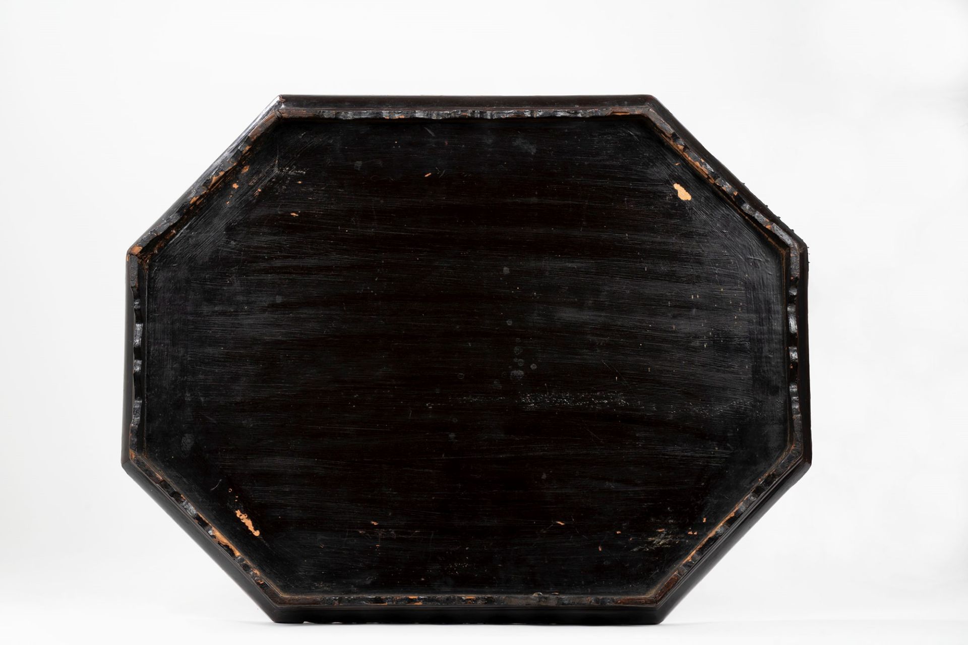 Octagonal tray in chinoiserie lacquered wood, 19th century - Image 2 of 2