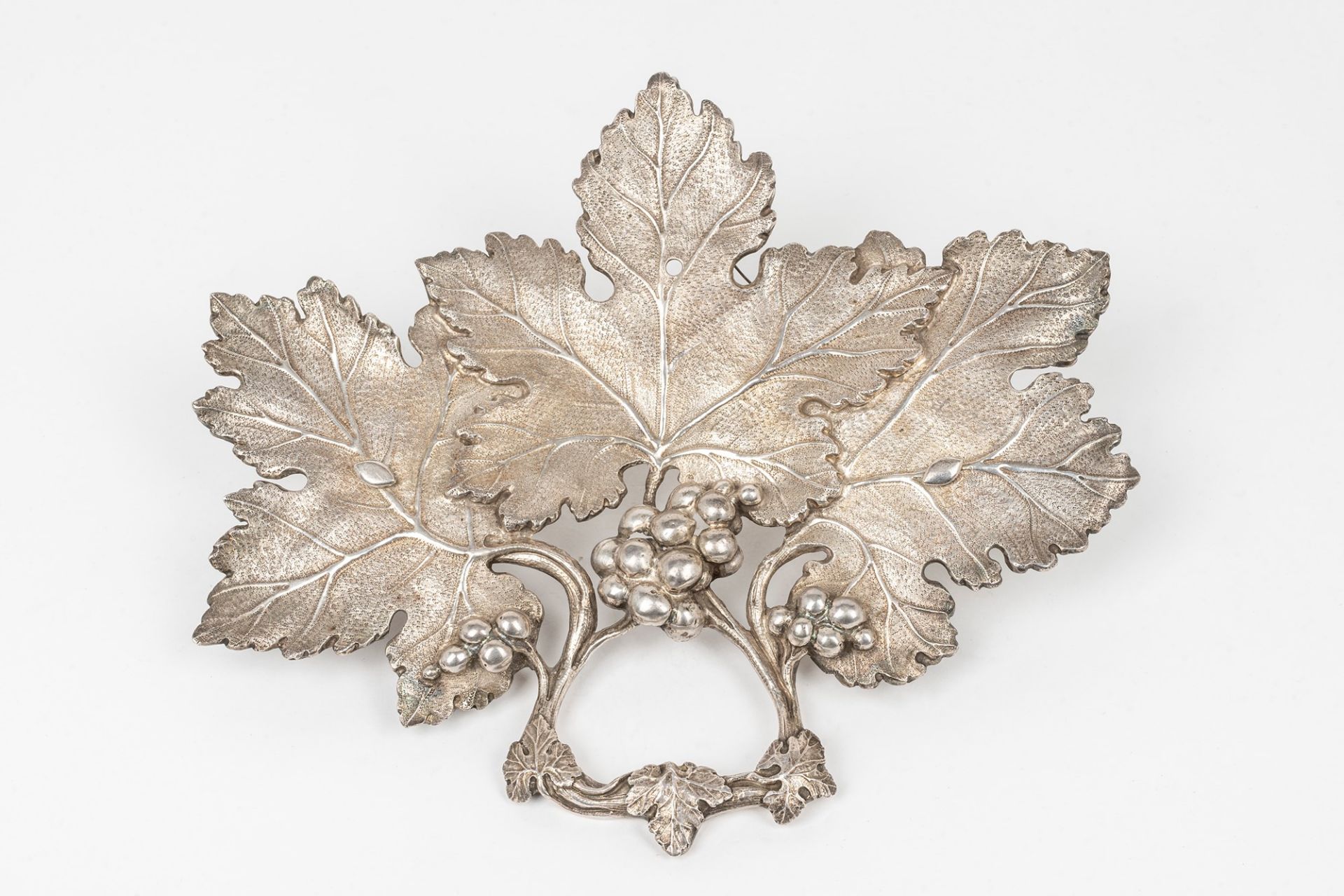 Centerpiece in the shape of embossed and chiselled vine leaves, in silver, Naples, 18th century
