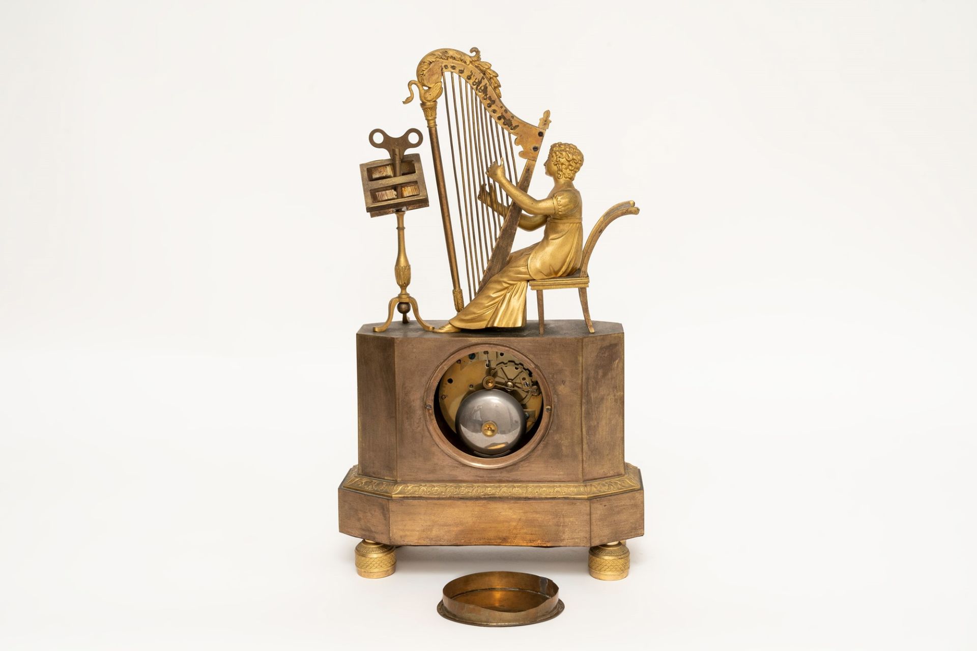 Empire clock in gilded bronze with girl playing the harp, early 19th century - Image 2 of 2