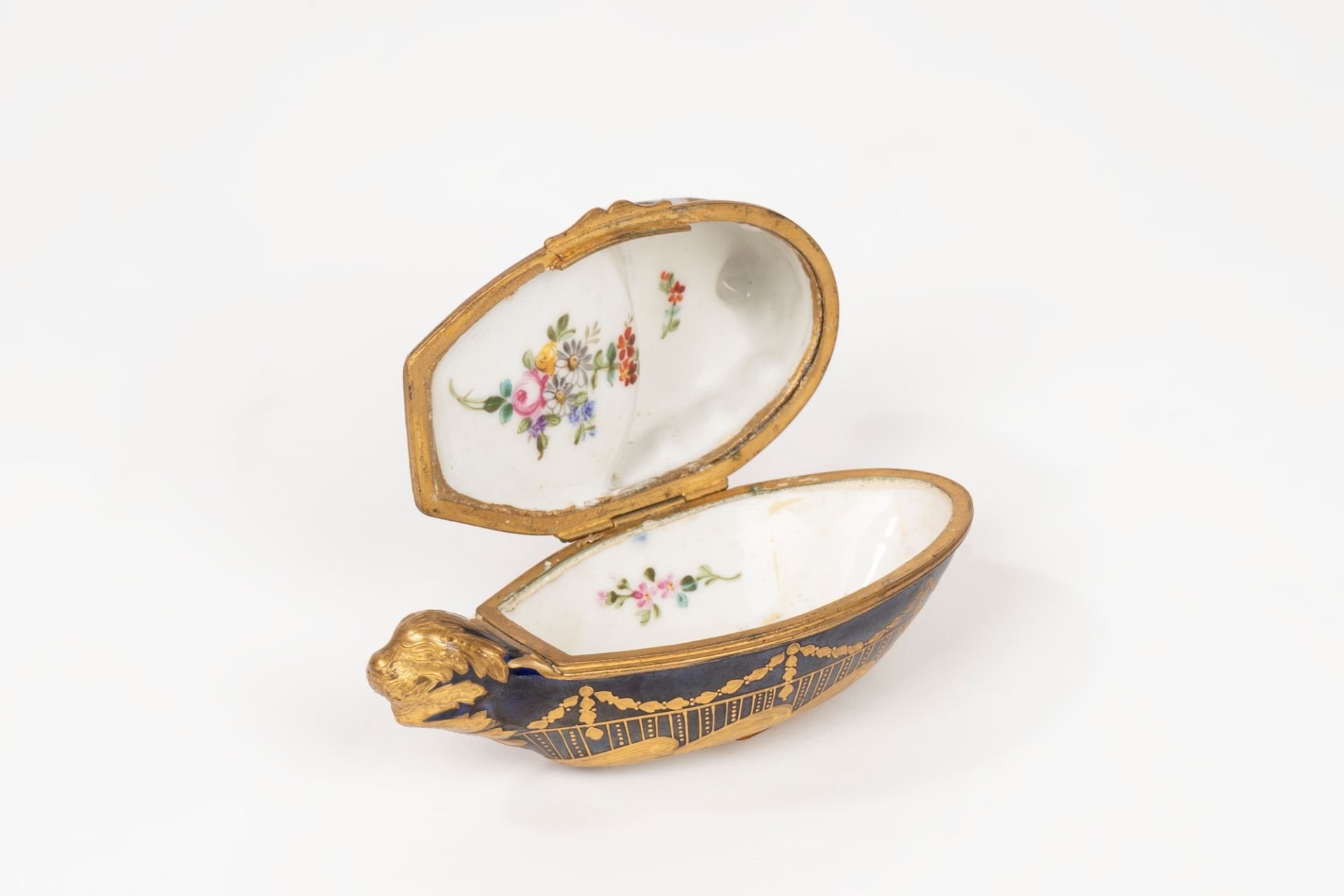 Snuffbox in polychrome porcelain and gilded bronze finishes, Sevres manufacture, late 19th century - Image 2 of 3