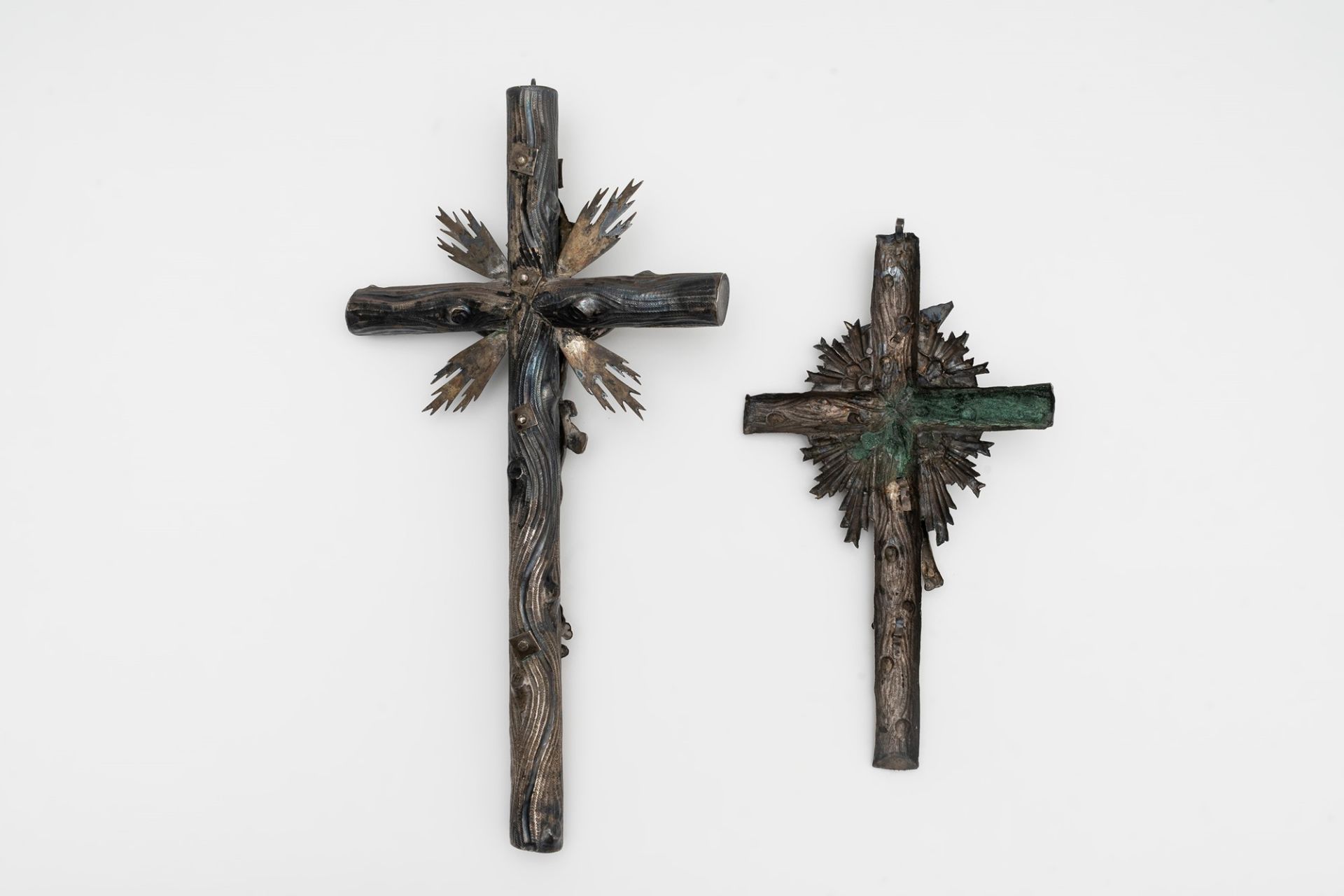 Lot consisting of two silver crucifixes and three miniatures, late 19th century - early 20th century - Image 3 of 3