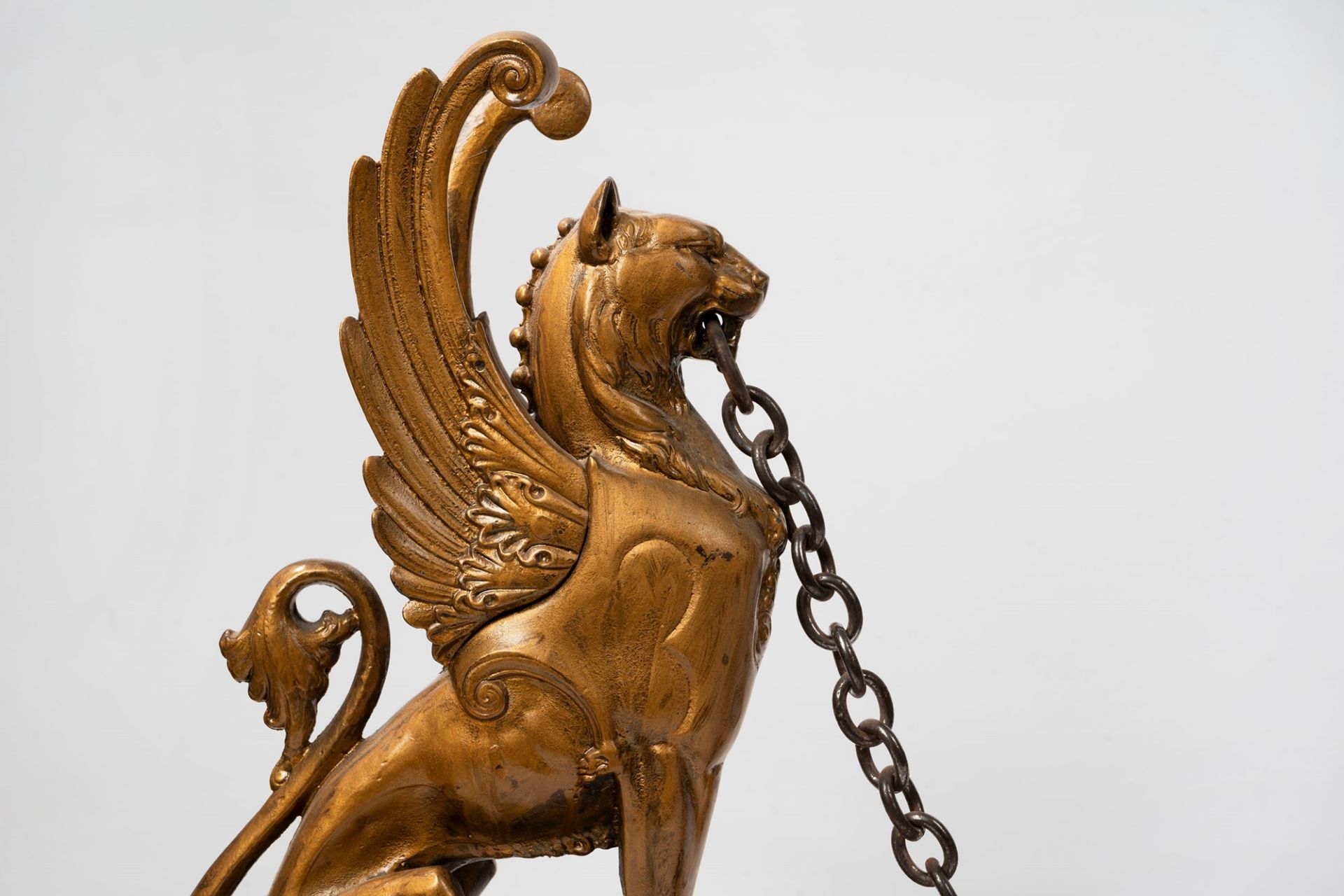Pair of iron andirons with winged lions, 19th century - Image 4 of 4