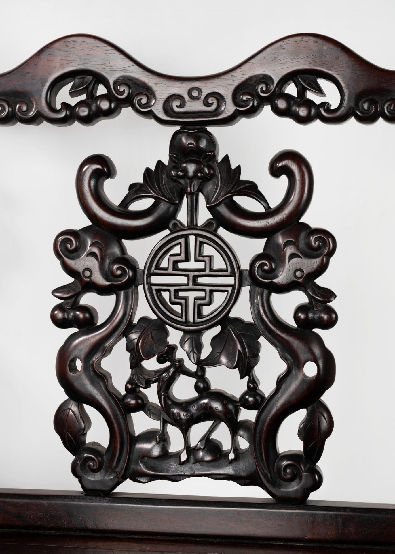 Pair of armchairs and a carved wooden table in oriental style, 20th century - Image 5 of 7