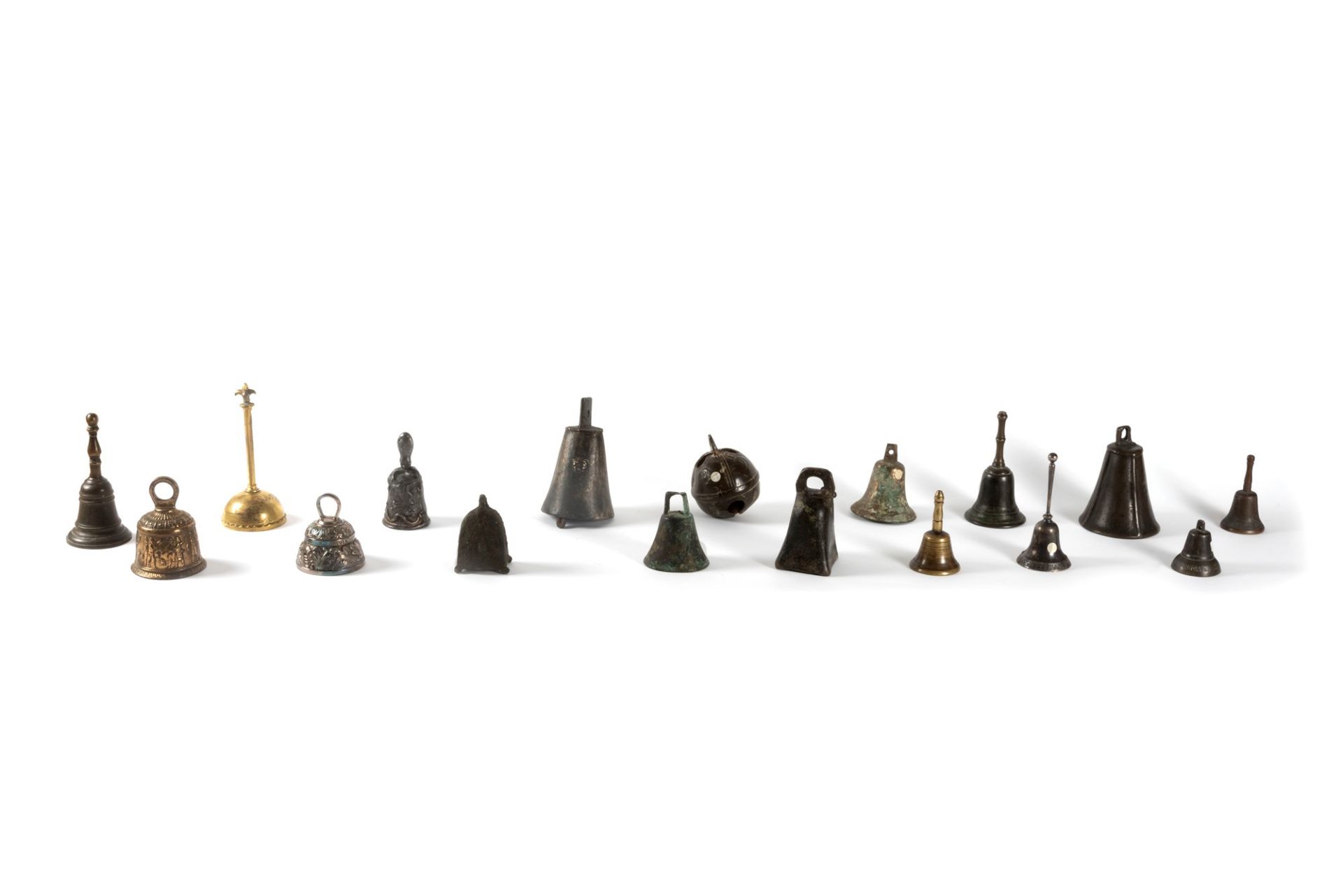 Lot consisting of 17 bells in various metals and bronze, various periods