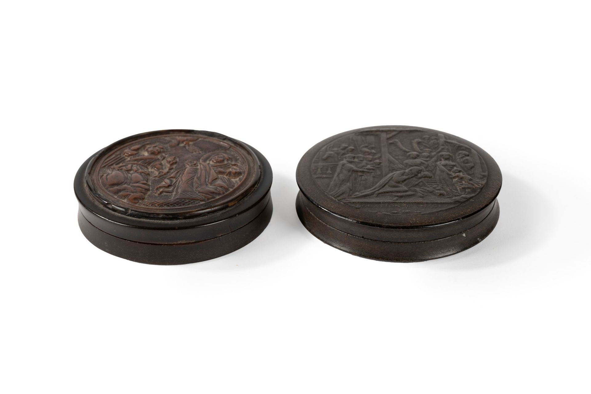 Lot consisting of two snuffboxes with religious scenes on the lid, 19th century