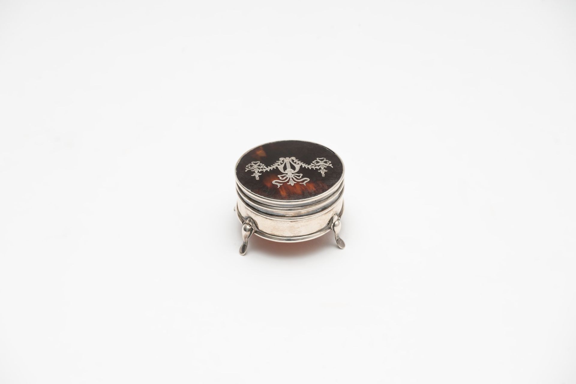 Small silver box with horn lid, England, 19th century