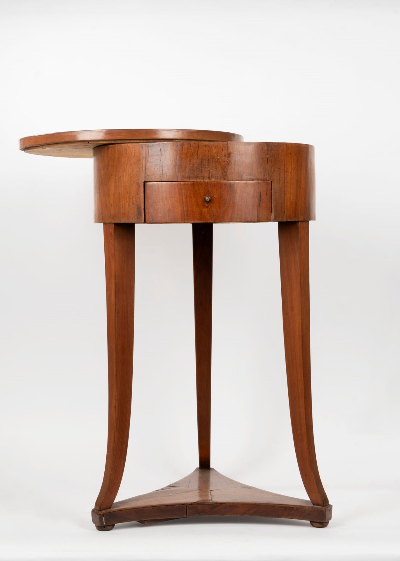 Round wooden work table with tourning top and drawer, 19th century