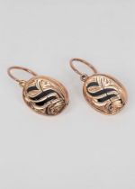 Pair of earrings in 9k rose gold and enamel, 19th century