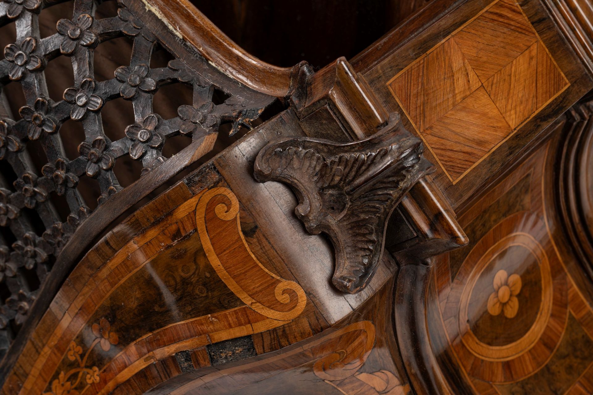 Important small wall console in carved and inlaid wood, with rocaille motifs, 18th century - Image 6 of 10