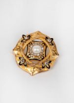 9k yellow gold brooch with pearls, diamonds and enamel, 19th-20th centuries