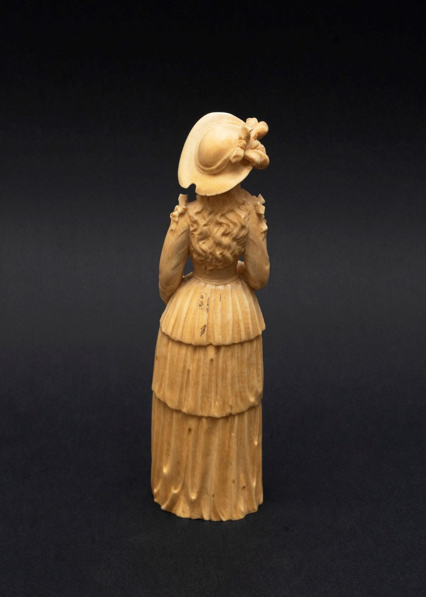 French school, XIX century - ☼ Ivory sculpture depicting a noblewoman with a plumed hat, Dieppe manu - Bild 3 aus 3