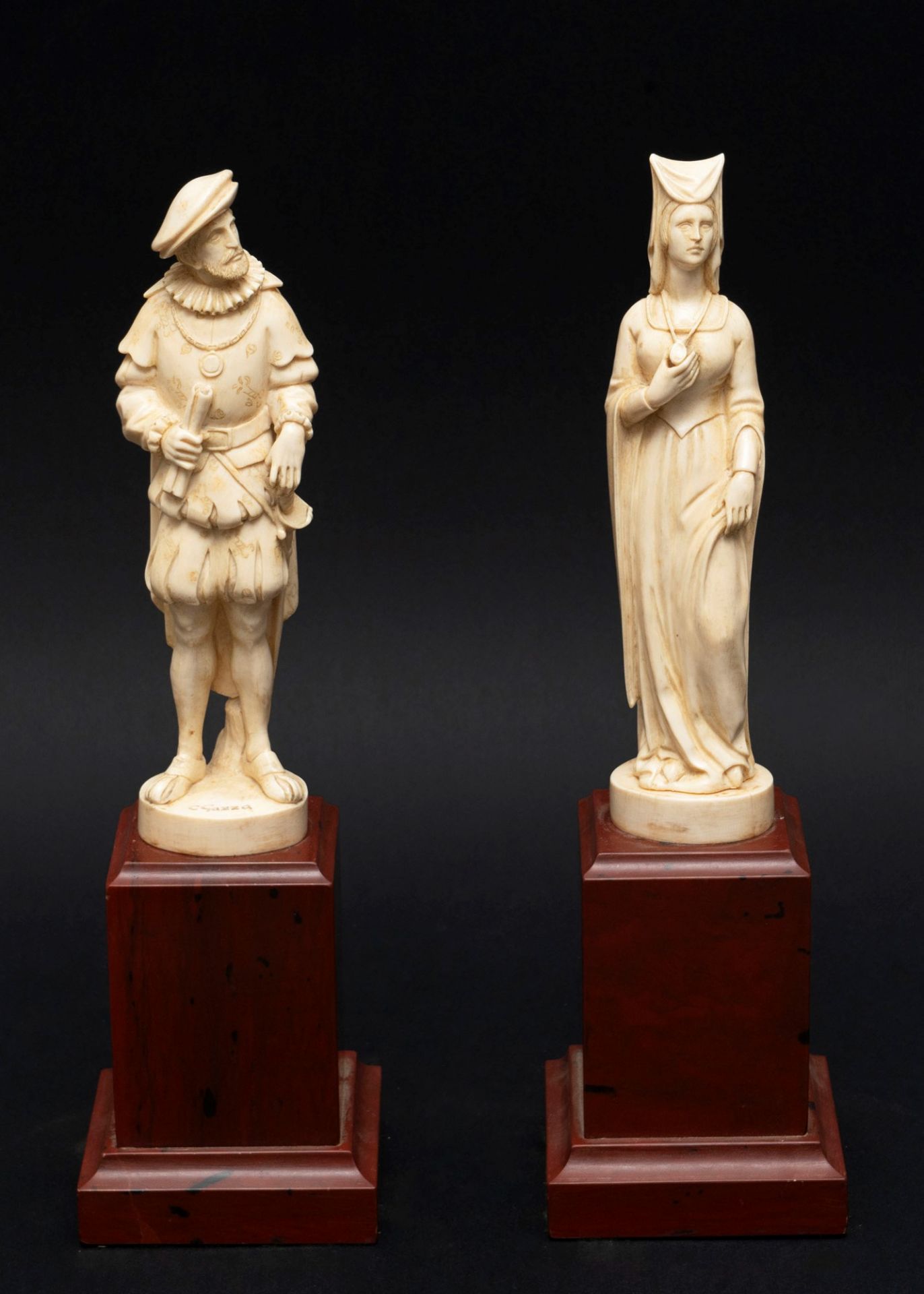 Italian school, XIX century - ☼ Pair of ivory sculptures depicting a nobleman and noblewoman in Rena
