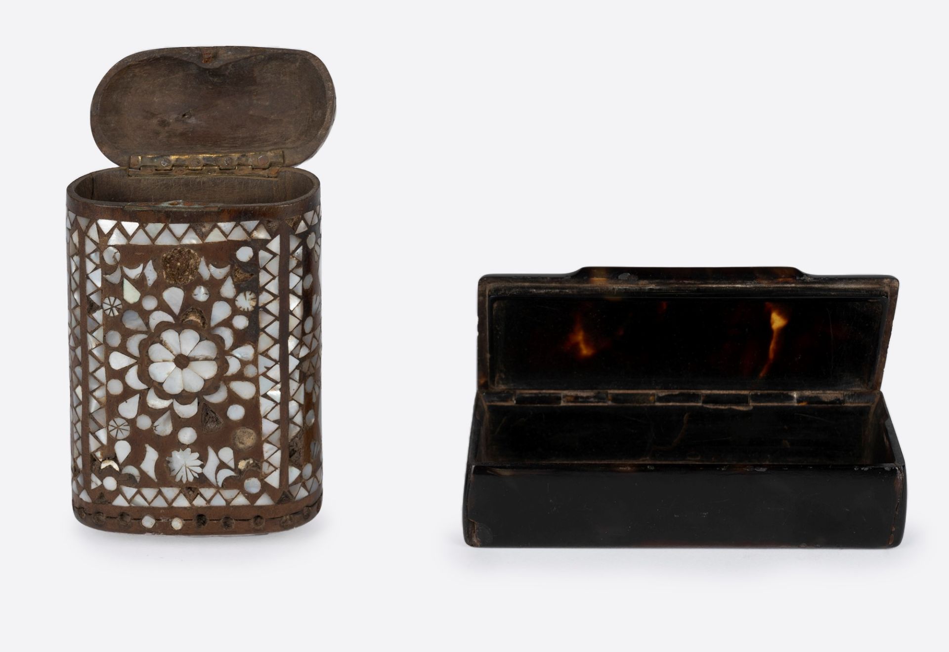 Lot consisting of a small wooden and mother-of-pearl box and another black one, 19th century - Image 2 of 8