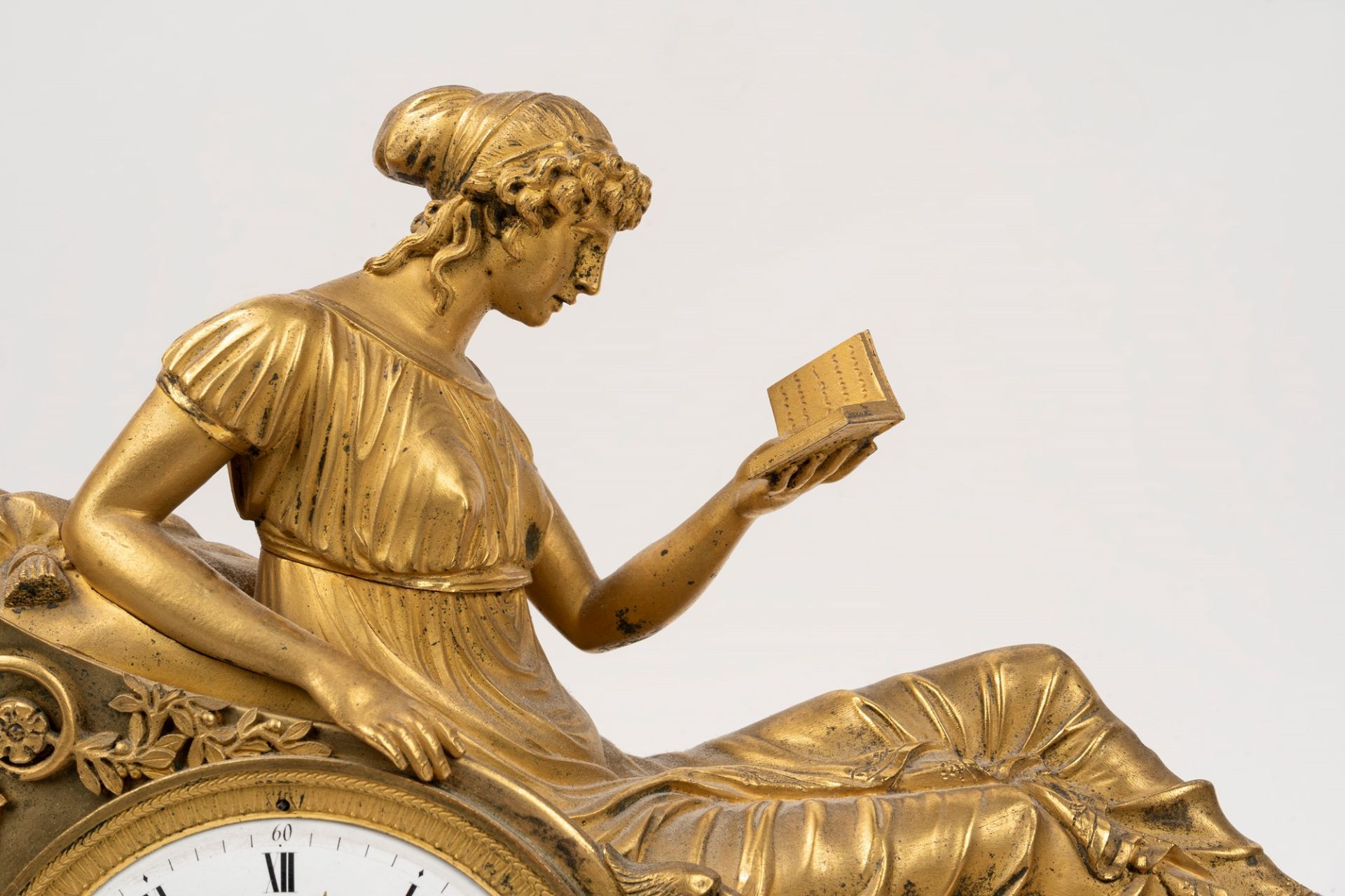 Empire clock in gilded bronze representing Madame Recamier reading, early 19th century - Image 3 of 4