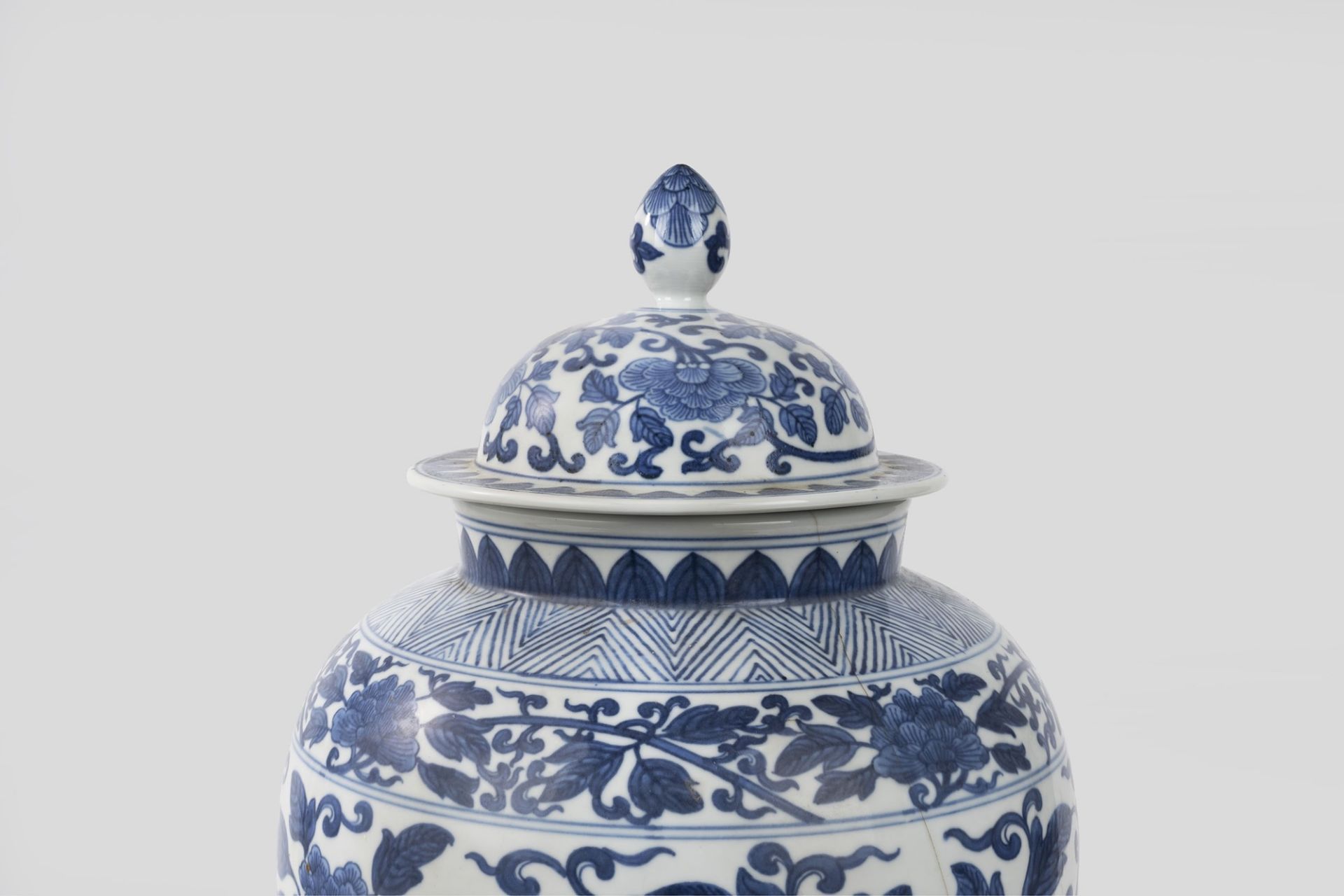Blue and white porcelain vase with lid, China, 20th century - Image 3 of 3