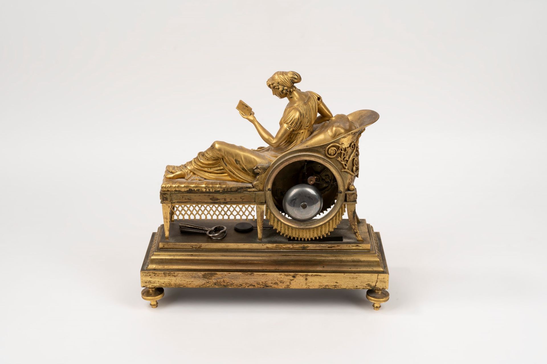 Empire clock in gilded bronze representing Madame Recamier reading, early 19th century - Image 2 of 4