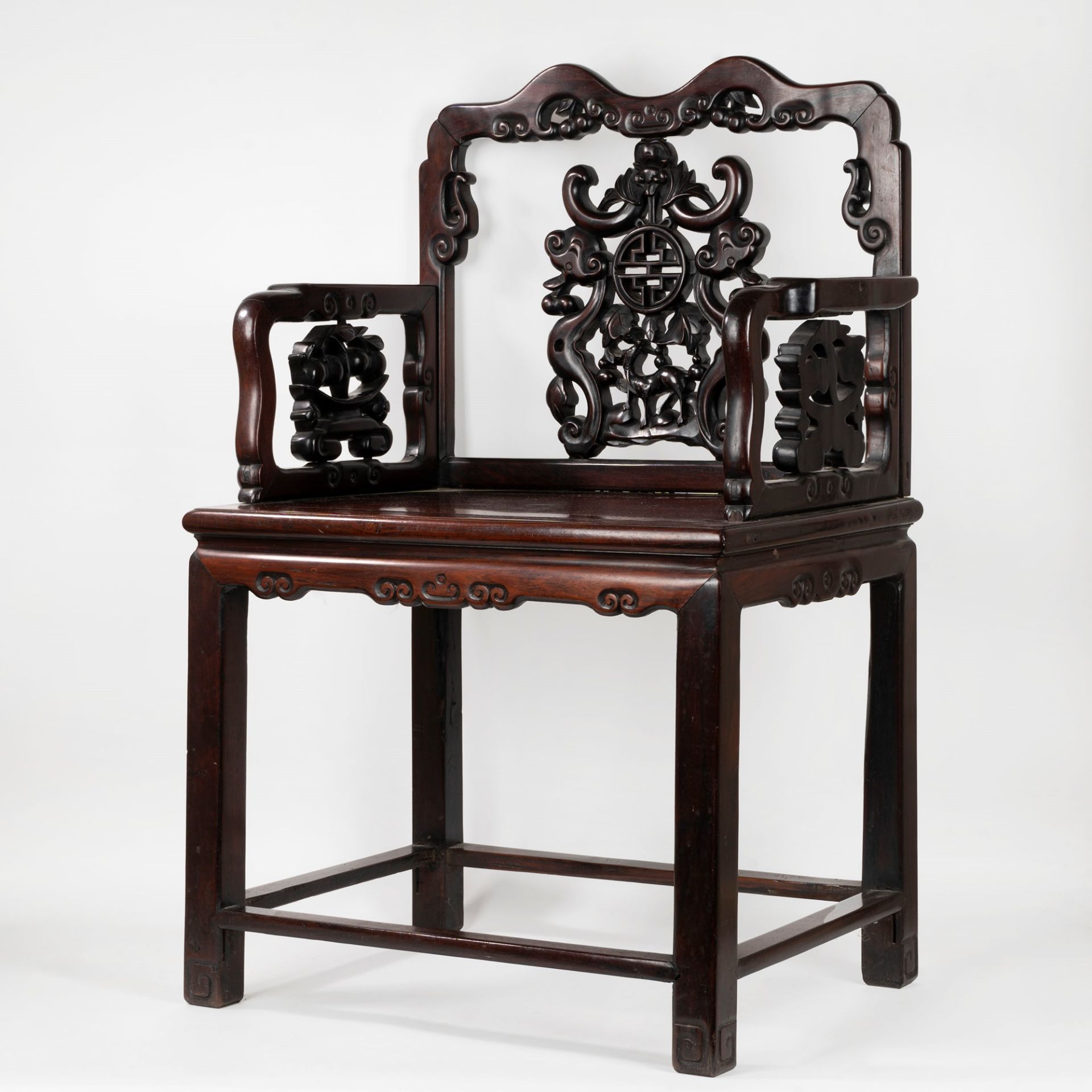 Pair of armchairs and a carved wooden table in oriental style, 20th century - Image 3 of 7