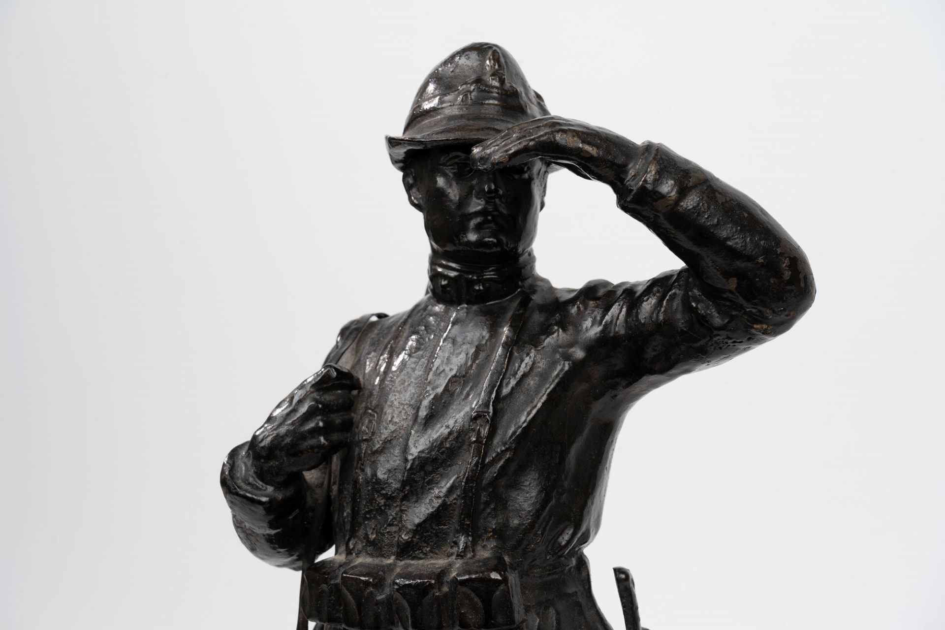 Dark patina bronze sculpture depicting a soldier from the Guardia di Finanza, early 20th century - Image 3 of 5