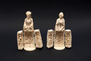 French school, XIX century - ☼ Two ivory sculptures depicting noblewomen in Renaissance dresses, Die