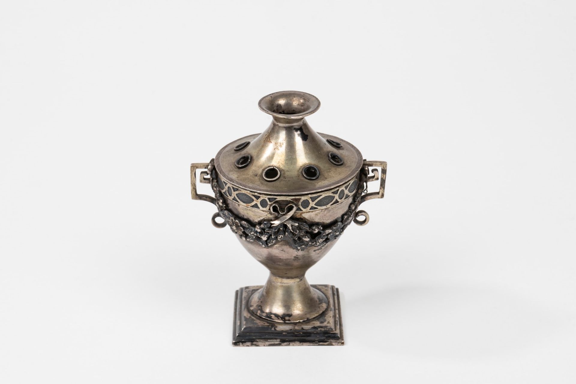 Silver tulip basket, probably Rome, late 18th century - Image 2 of 3