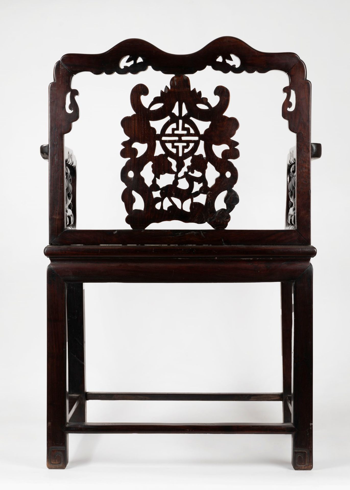 Pair of armchairs and a carved wooden table in oriental style, 20th century - Image 4 of 7