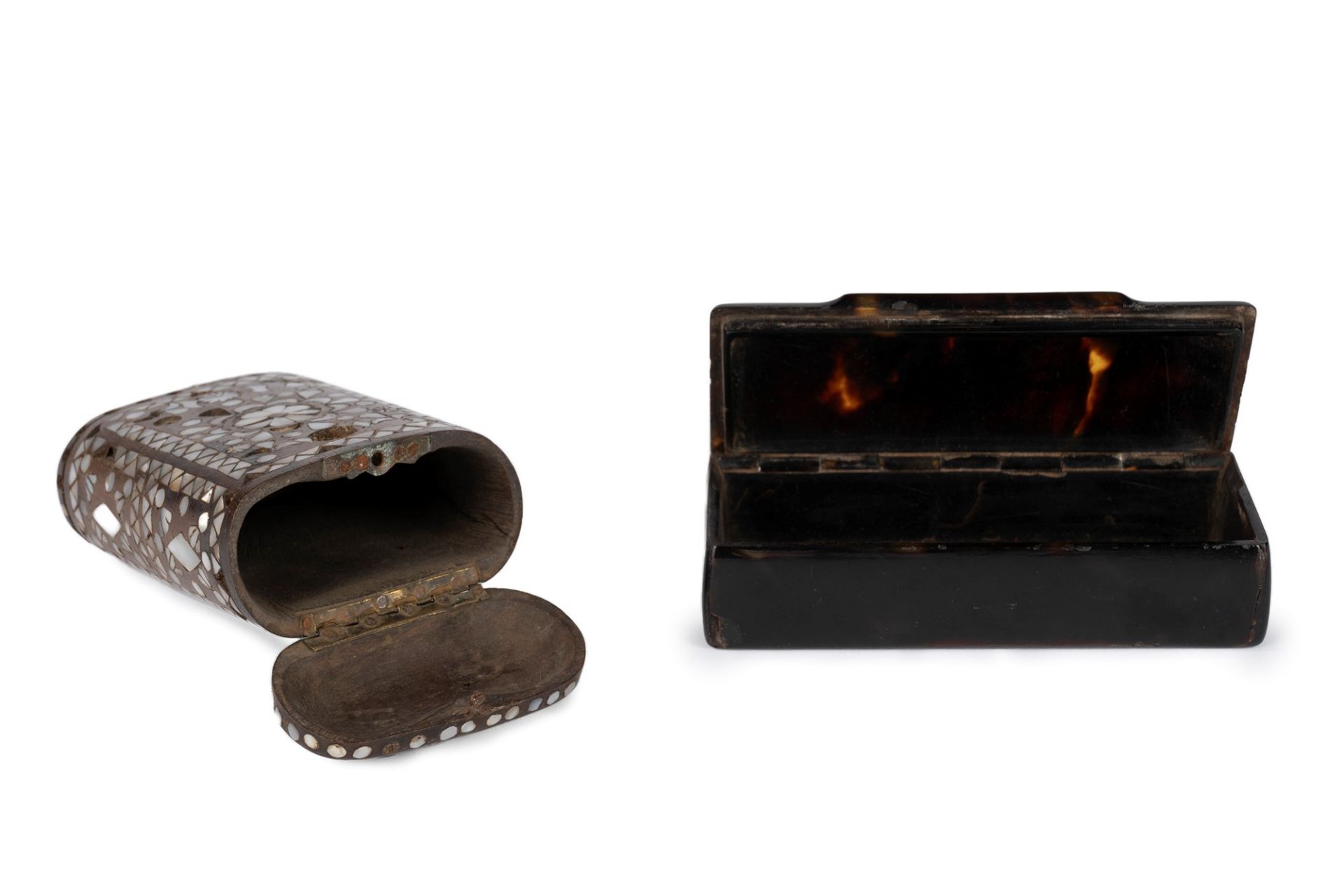 Lot consisting of a small wooden and mother-of-pearl box and another black one, 19th century - Image 3 of 8
