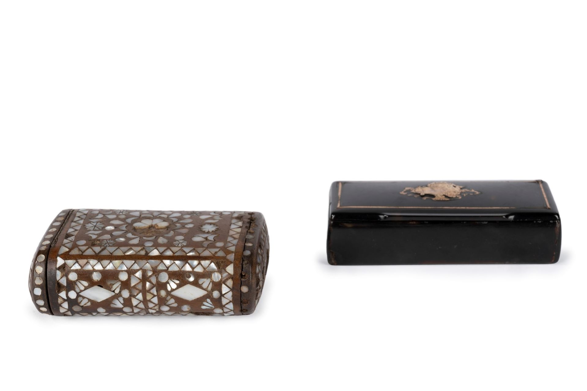 Lot consisting of a small wooden and mother-of-pearl box and another black one, 19th century - Image 8 of 8