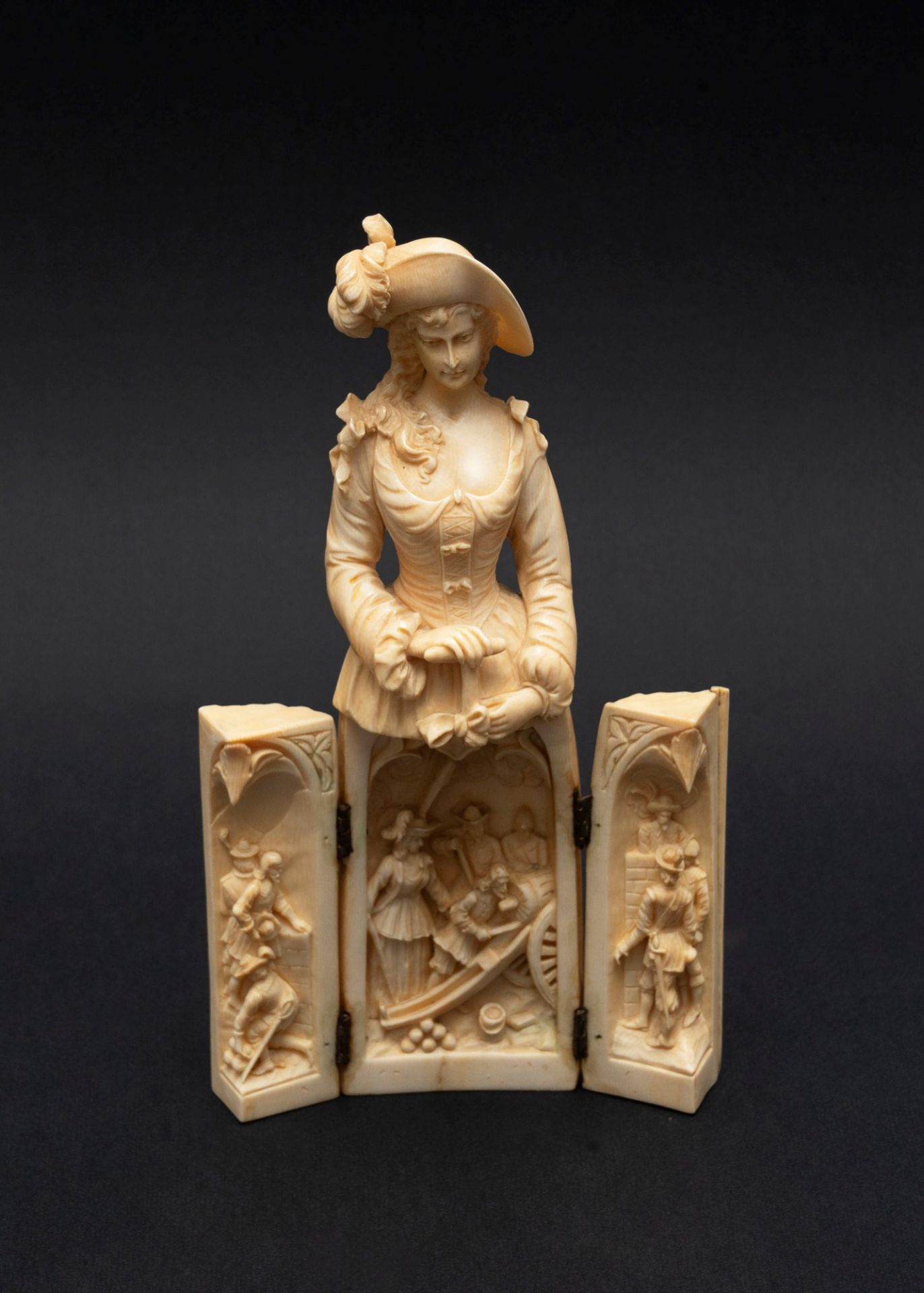 French school, XIX century - ☼ Ivory sculpture depicting a noblewoman with a plumed hat, Dieppe manu