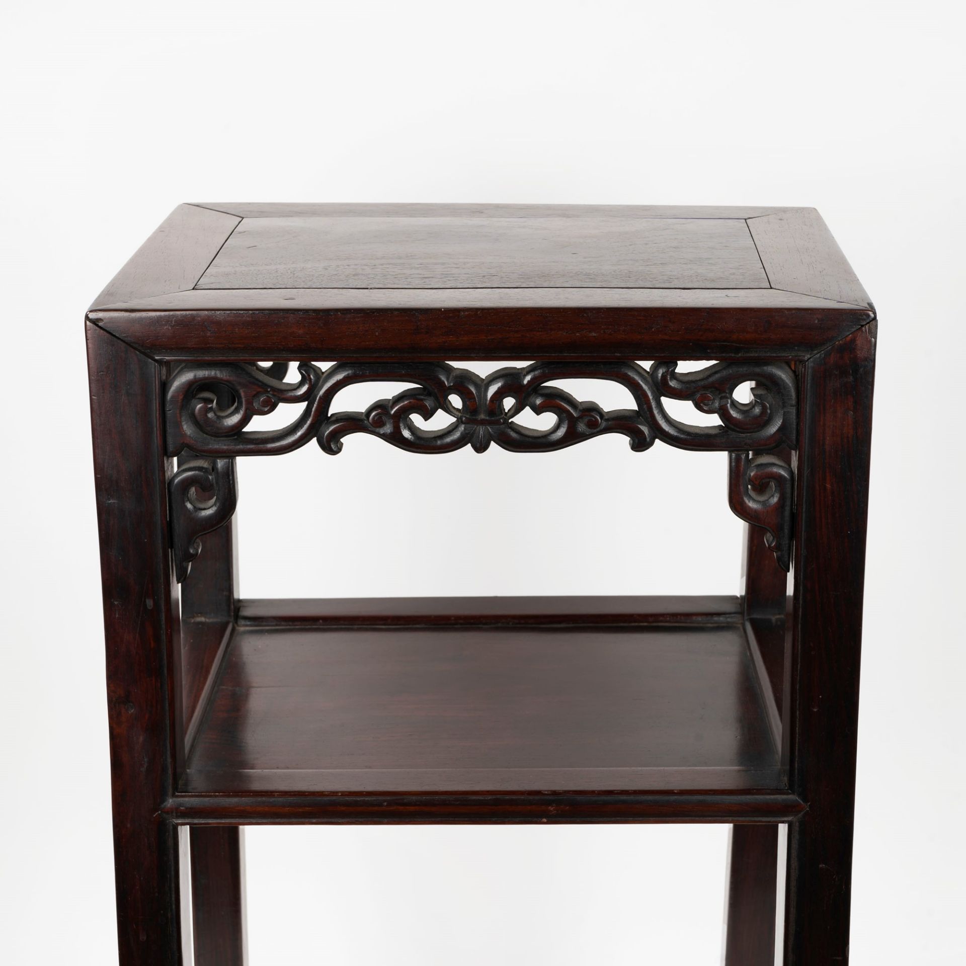 Pair of armchairs and a carved wooden table in oriental style, 20th century - Image 7 of 7