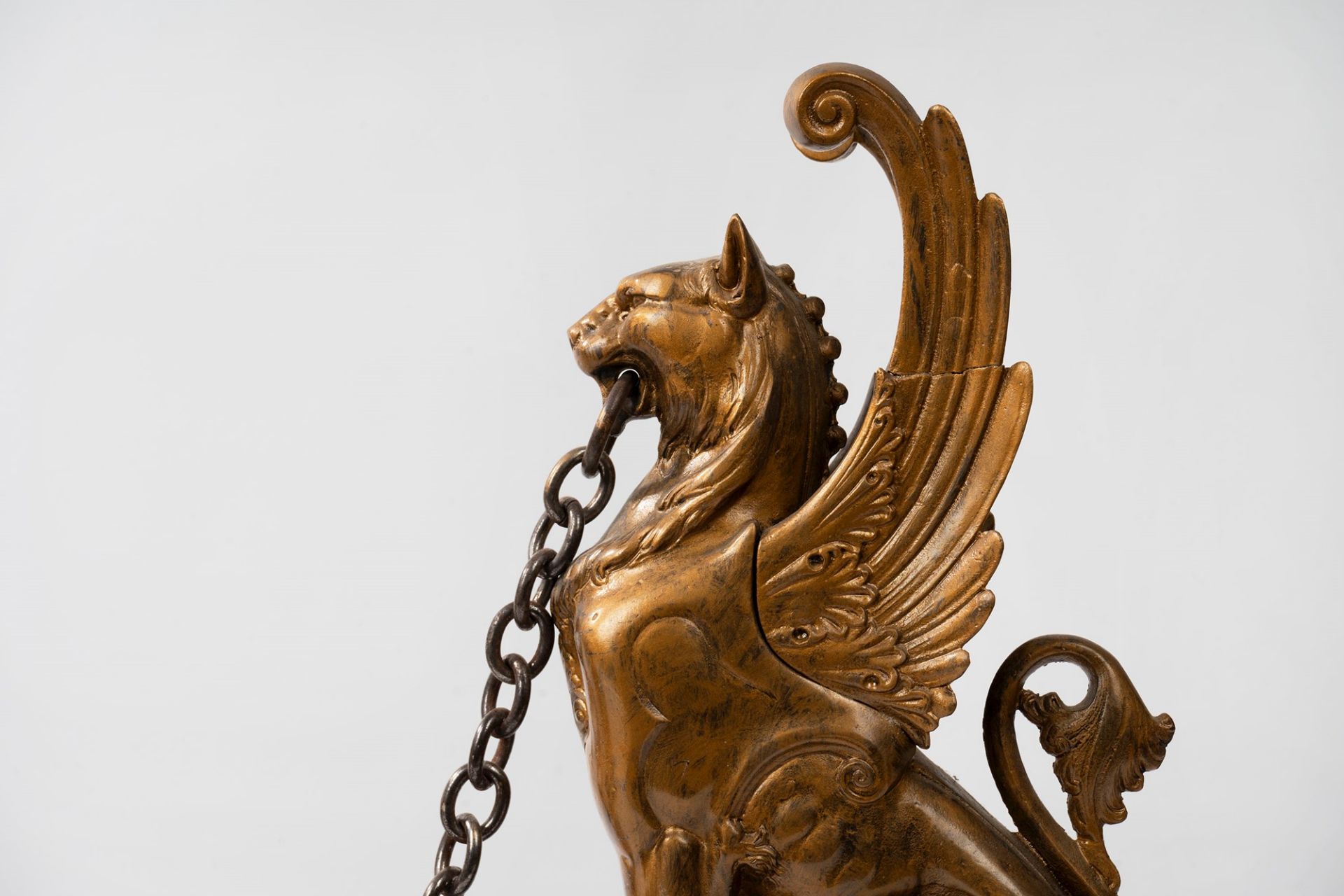 Pair of iron andirons with winged lions, 19th century - Image 3 of 4