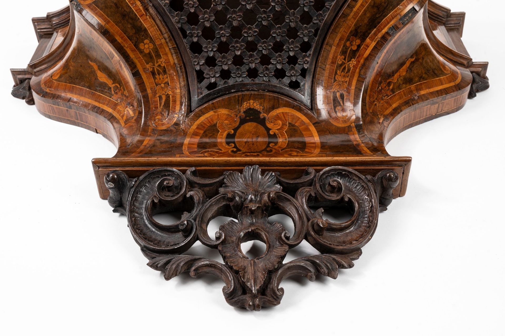 Important small wall console in carved and inlaid wood, with rocaille motifs, 18th century - Image 8 of 10