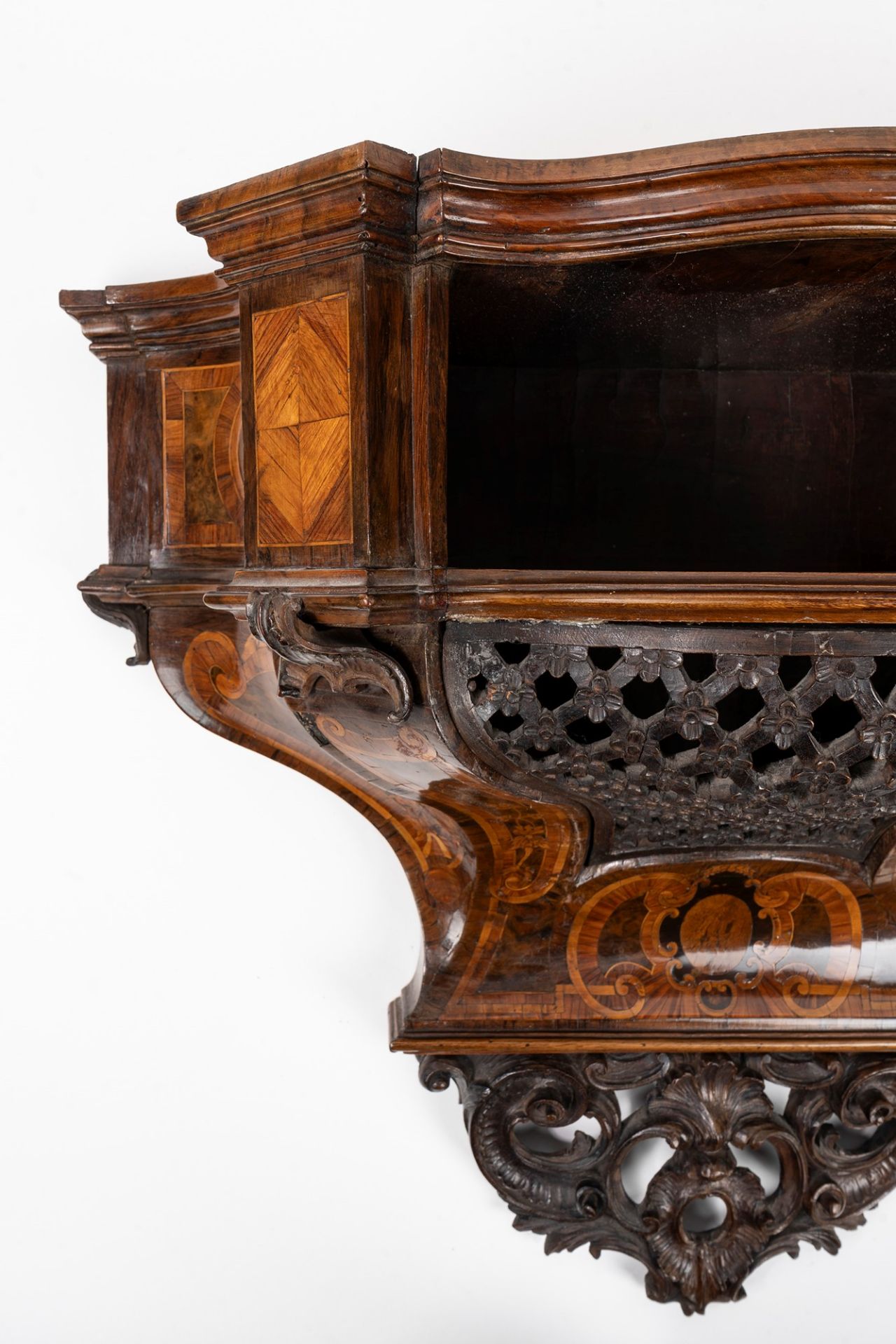 Important small wall console in carved and inlaid wood, with rocaille motifs, 18th century - Image 2 of 10