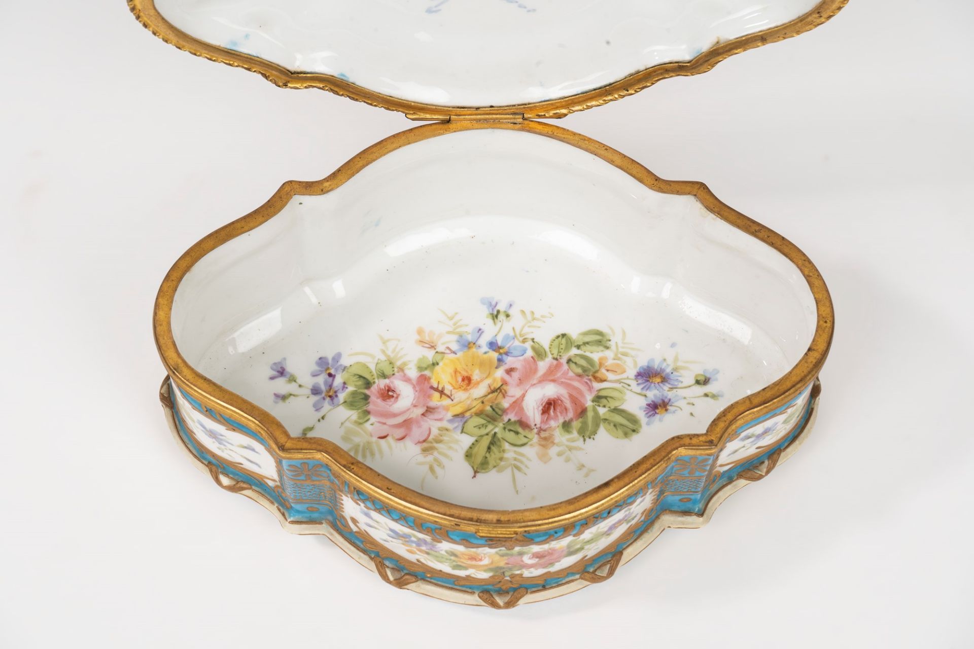 Polychrome porcelain box with gilded bronze finishes, Sevres manufacture, late 19th century - Image 3 of 4