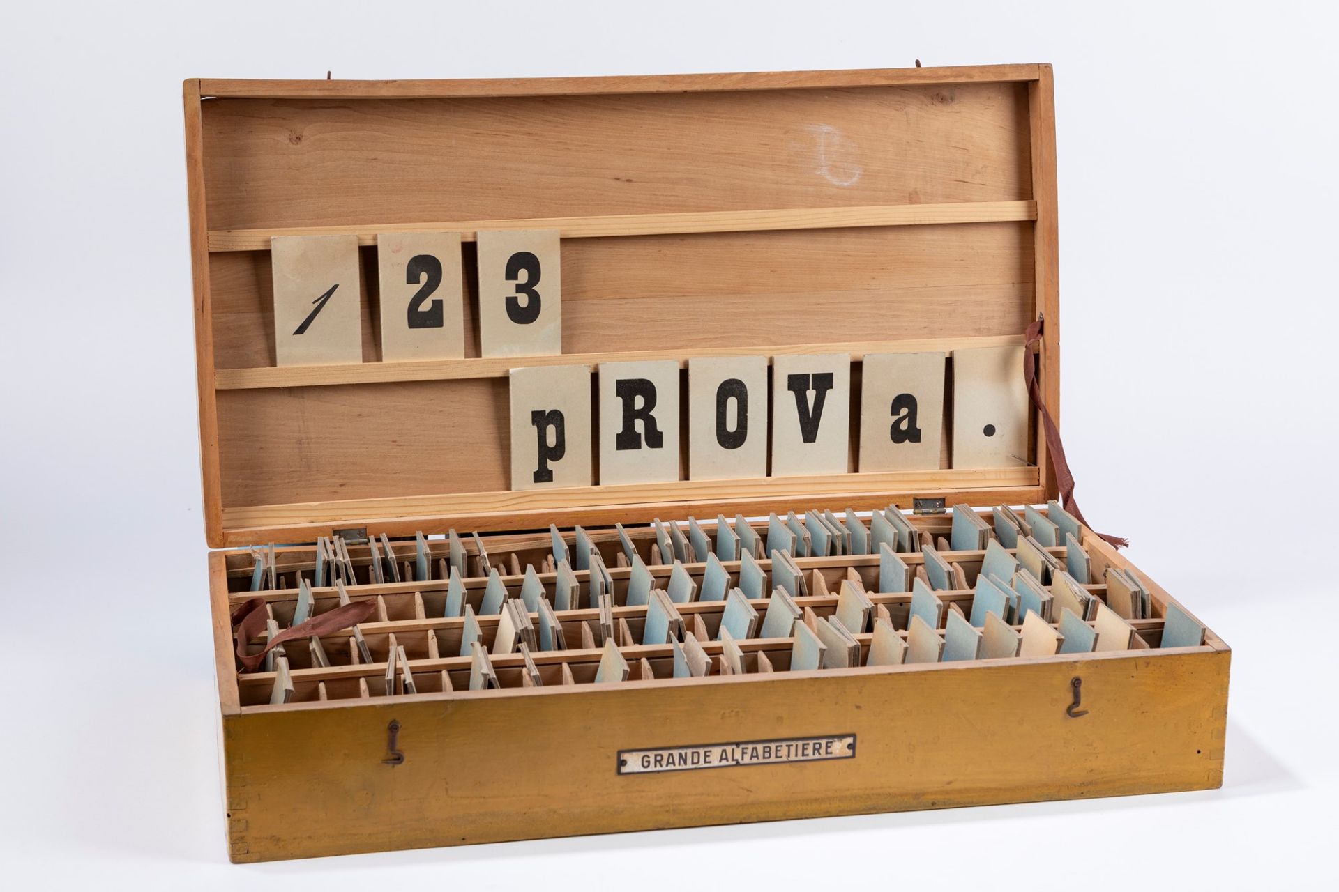 Mondadori - Large educational alphabet board