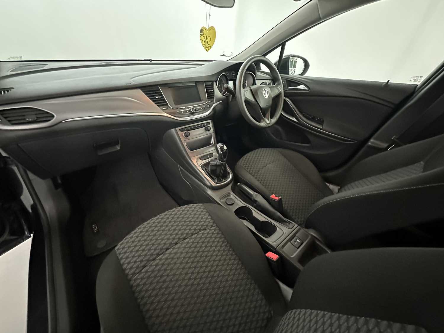 2016 Vauxhall Astra - Image 28 of 34