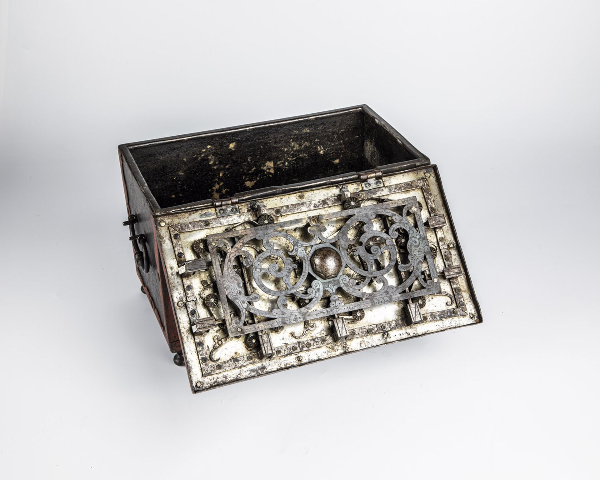 Iron box with the coat of arms of Charles I of Hohenzollern - Image 2 of 5