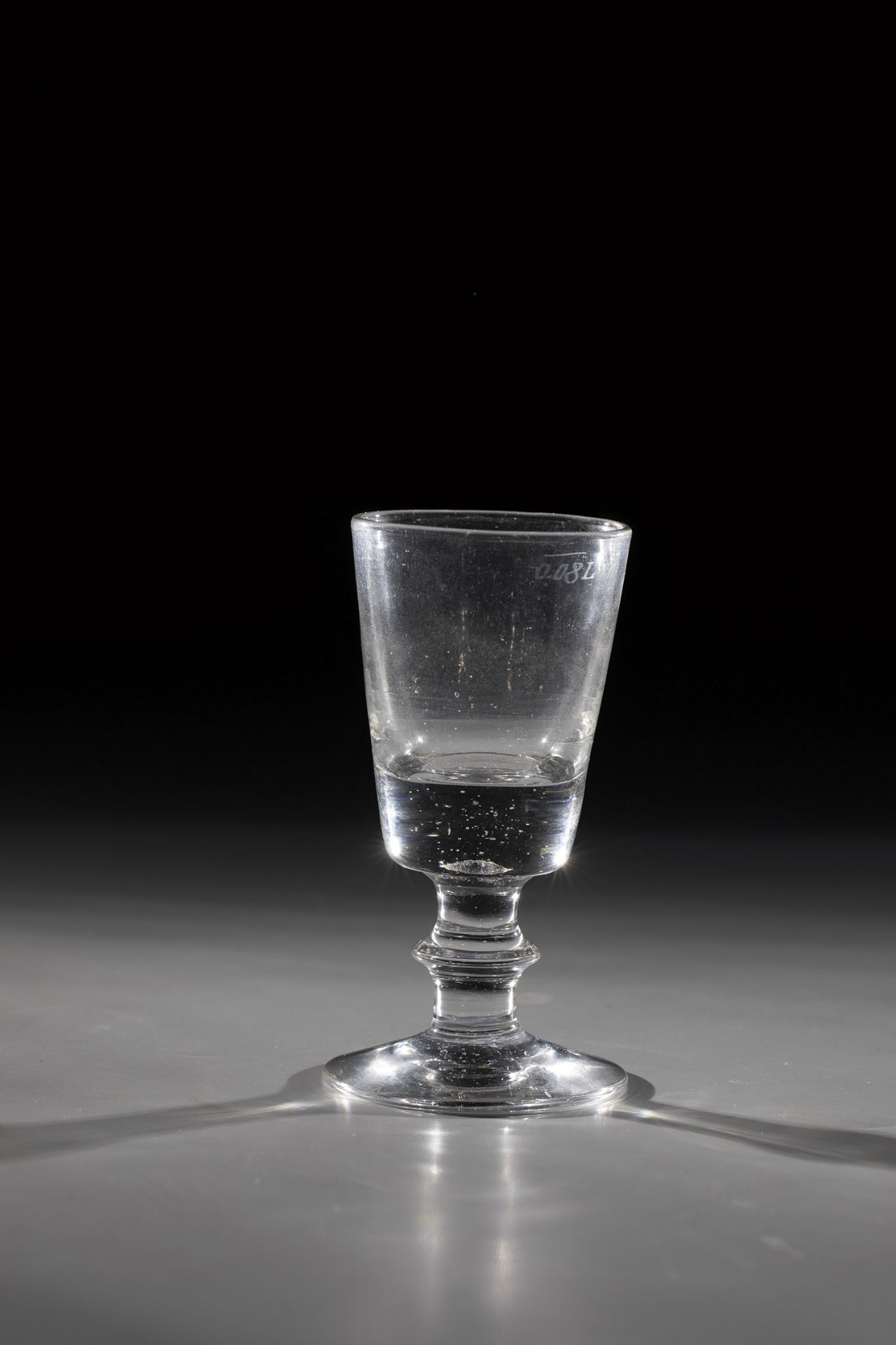 Shot glass Germany, 18th century Colourless glass with solid shaft with ring disc. H. 11.5 cm.
