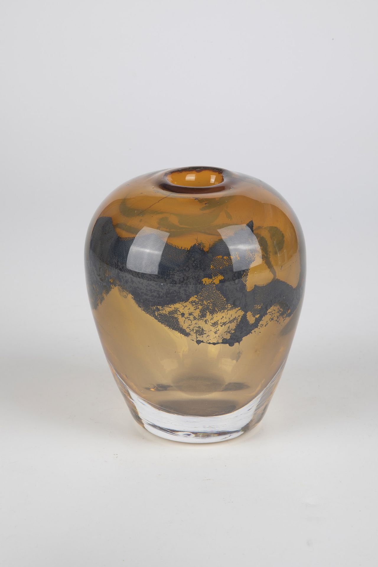 Vase Udo Edelmann, 1982 Colourless, thick-walled glass, orange underlay. With textile melting