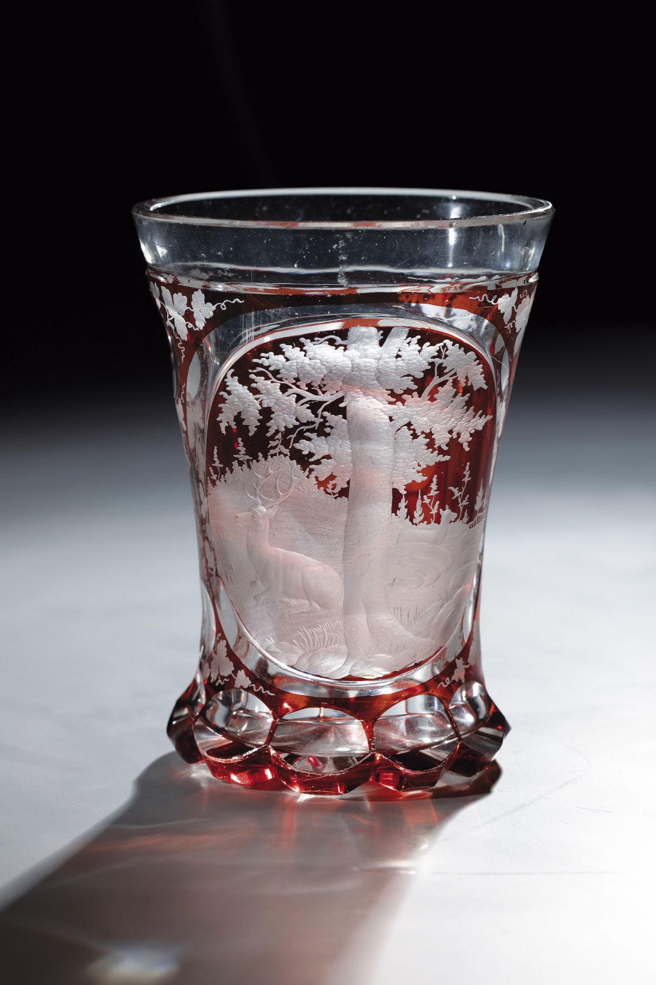 Ranft beaker with deer Harrach'sche Huette, ca. 1845 Colourless, red glazed glass. Stand with