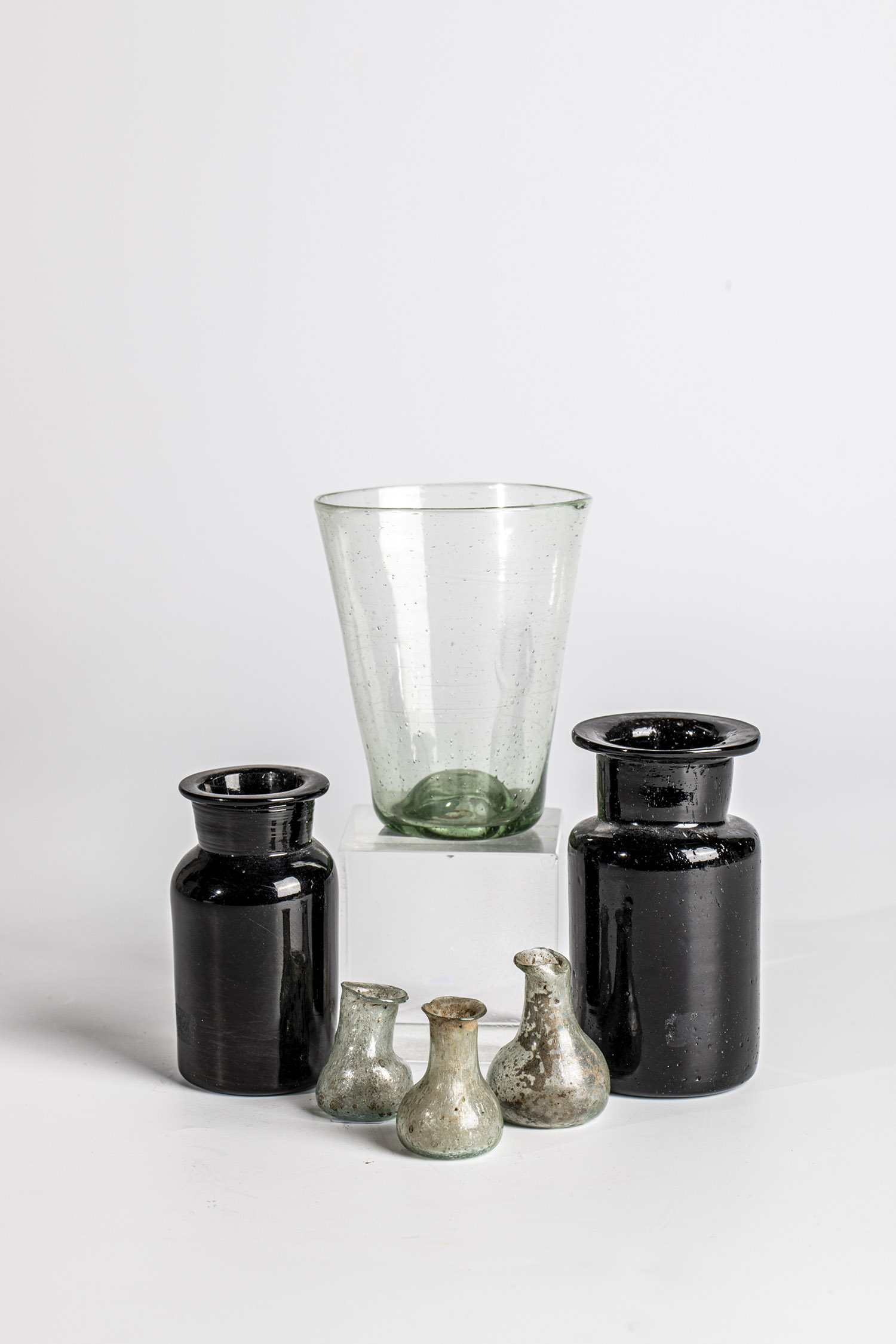 Mixed lot: five medicine vials and lamp insert Germany, 17th/18th century Green-tinted or black