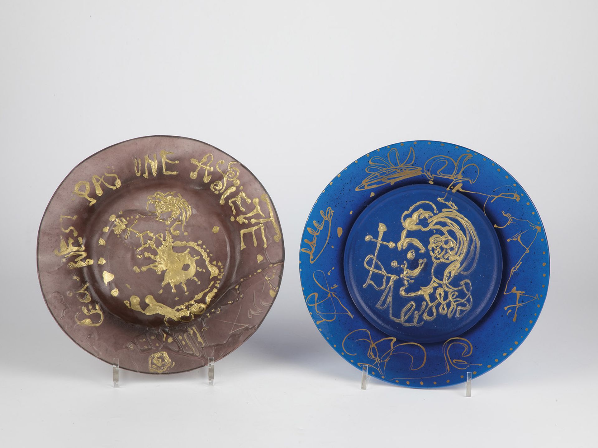 Pair of decorative plates ''Troimphale'' and ''Ceci n'est pas une assiette'' Salvador Dali (design),