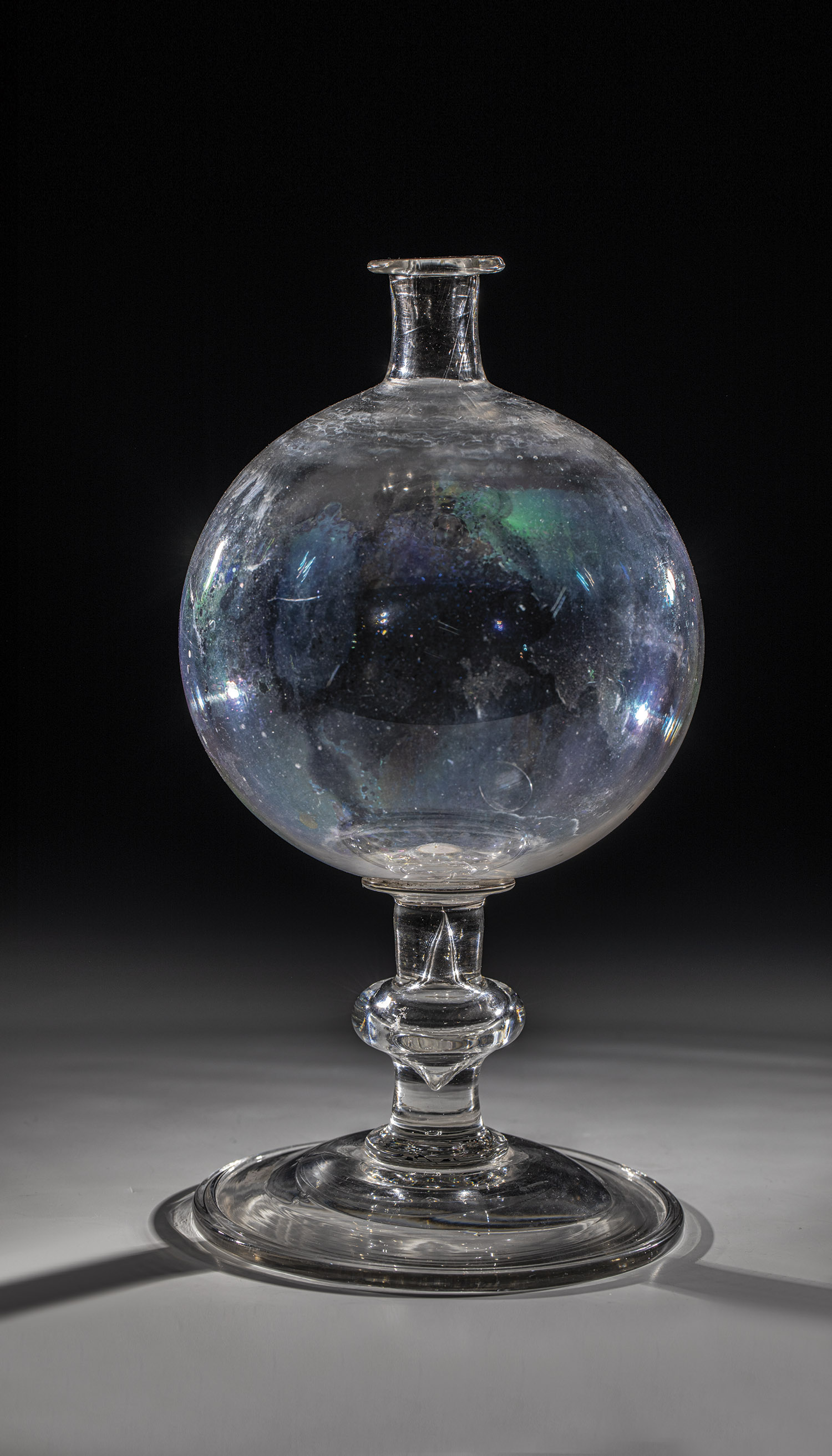 Ball of light on base France, Burgundy, 19th century so-called ''boule de dentelliÃ¨re''. Disc