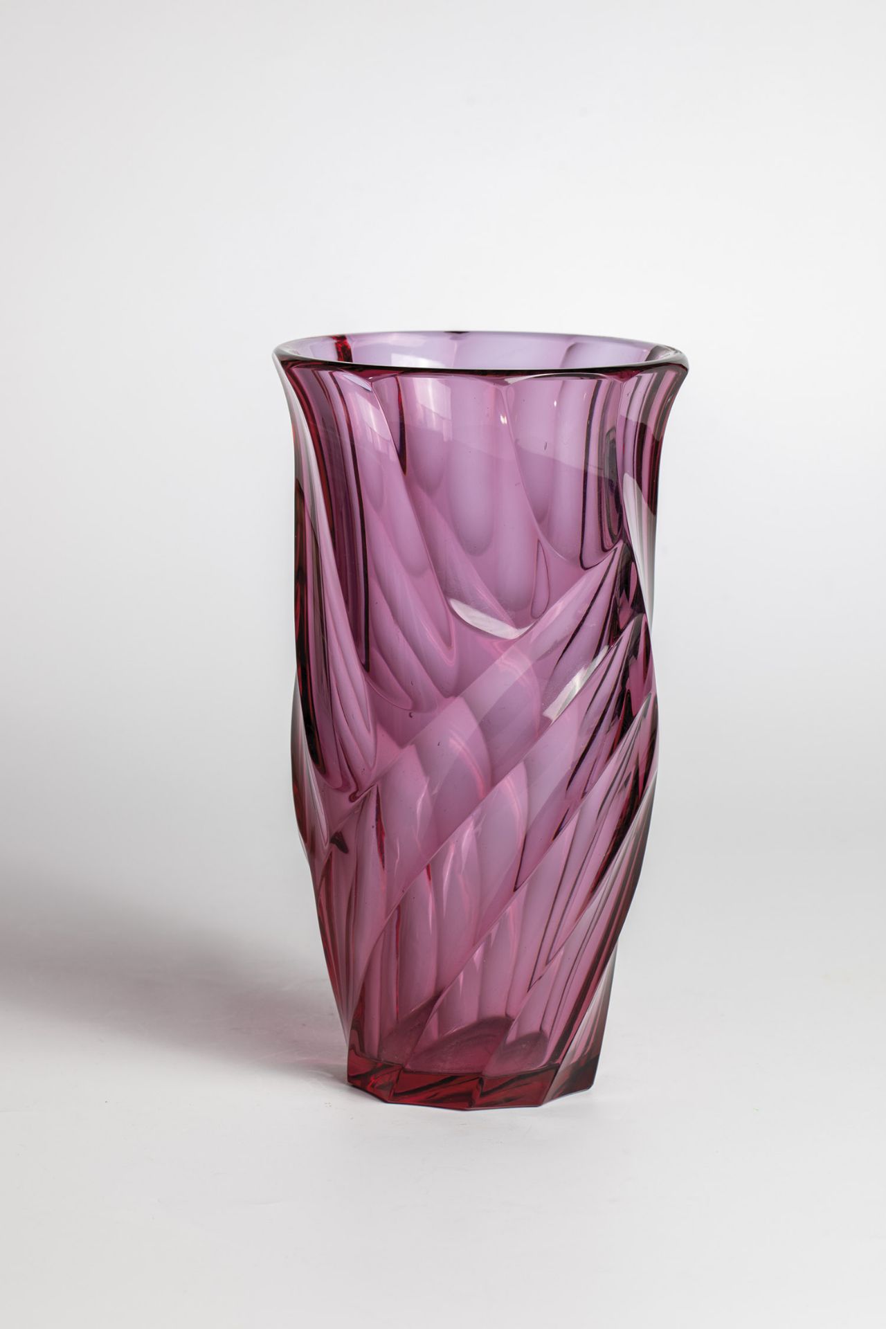 Moser vase, Karlovy Vary, ca. 1930 Violet-blue royalite glass. Entire wall with polished vertical