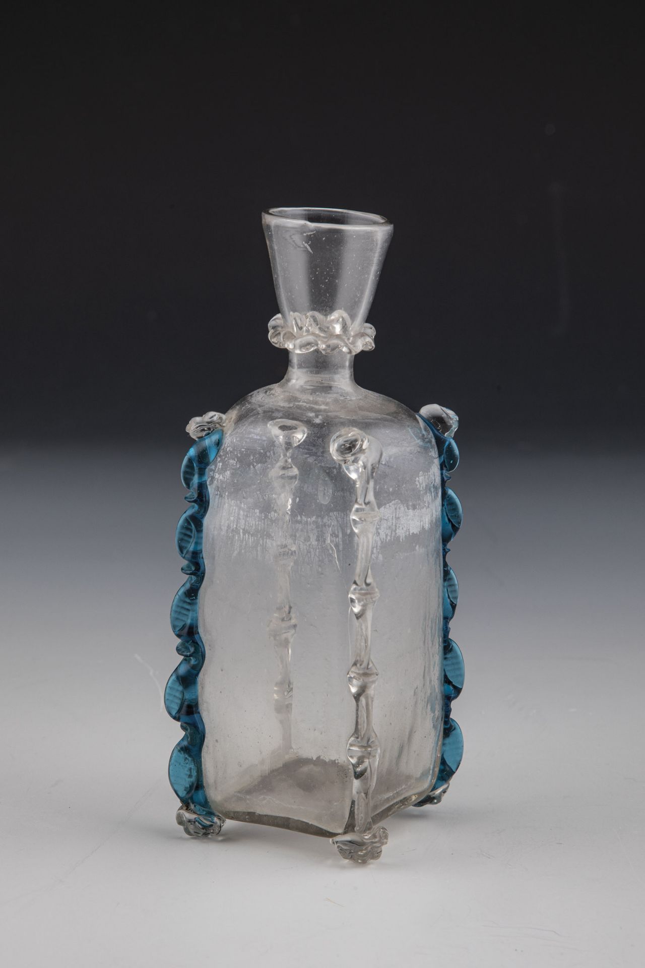 Small square bottle for Manna FaÃ§on de Venise E. 17th century Colourless glass with slightly raised