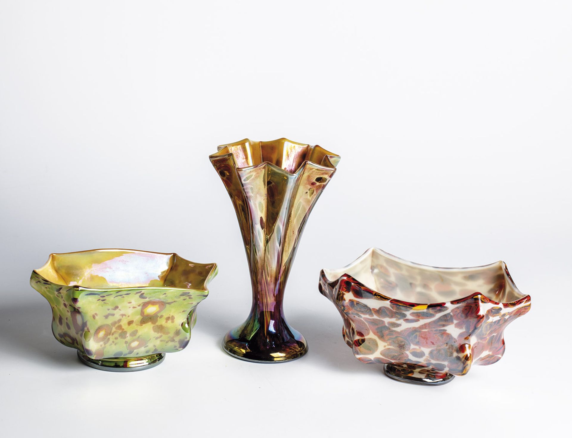 Two bowls and a goblet vase Wilhelm Kralik Jr., Eleonorenhain, c. 1930 Colourless glass, underlaid