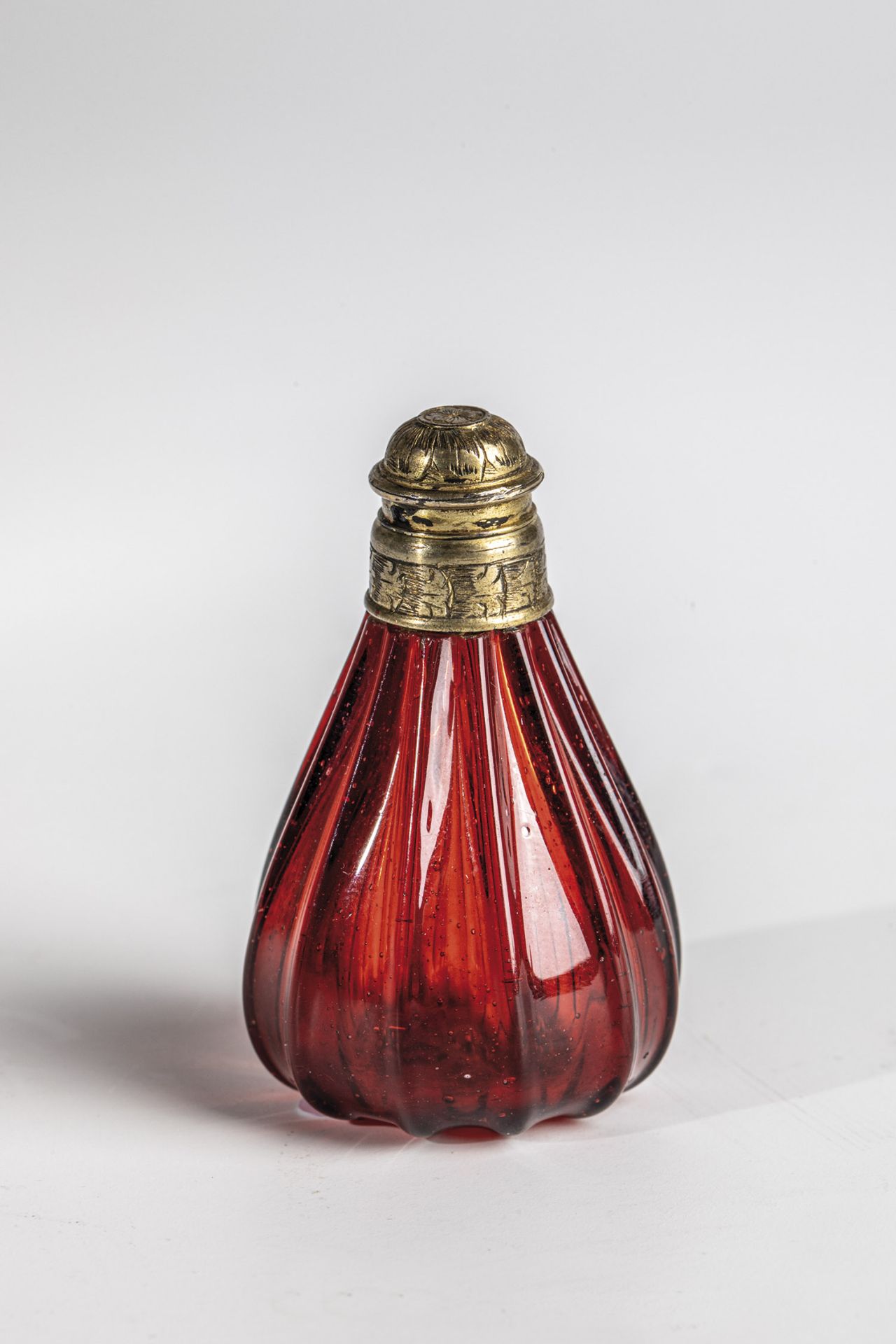 Gold ruby glass vial with vermeil closure Potsdam or Southern Germany, circa 1700 Teardrop-shaped