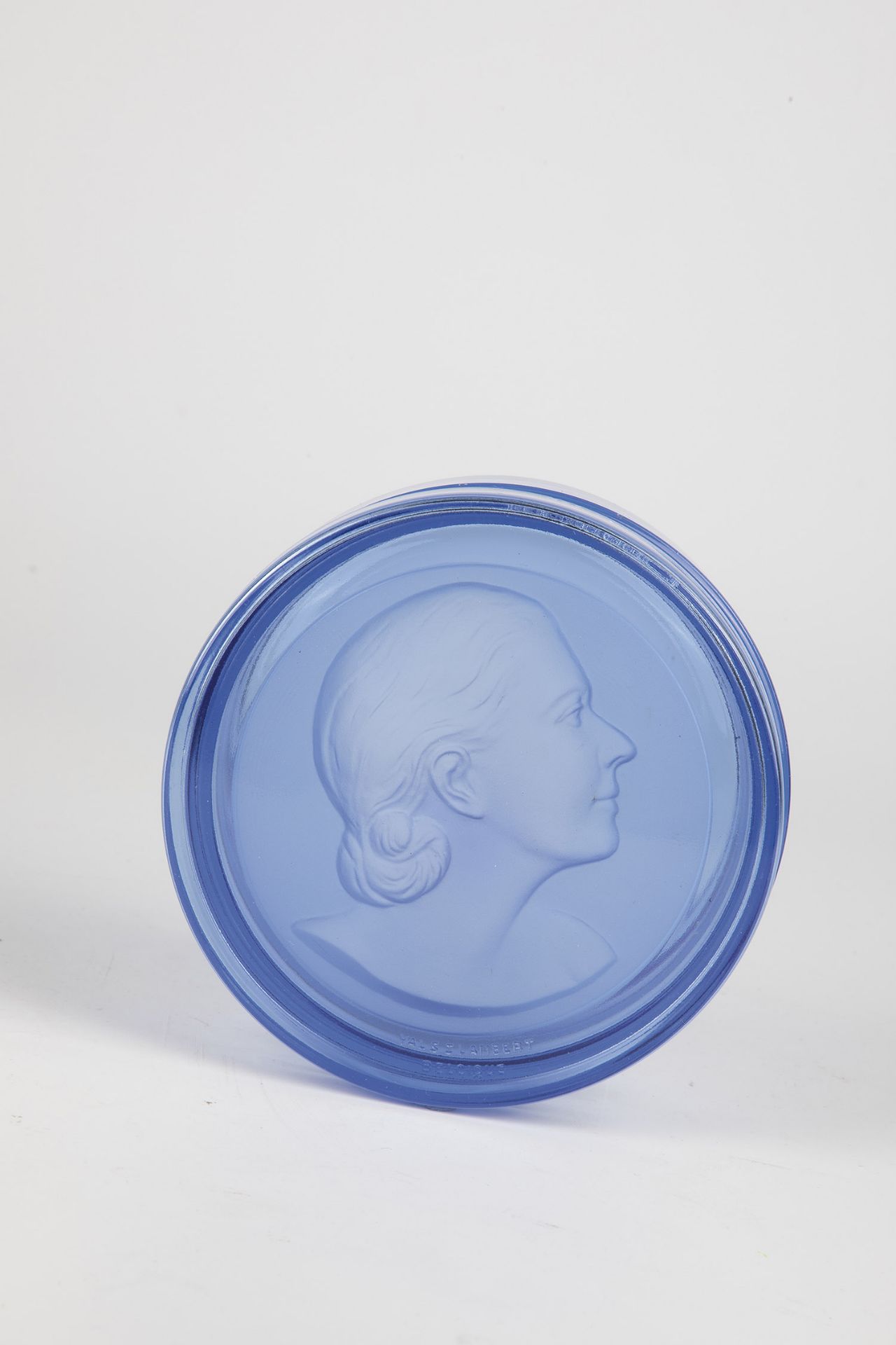 Lidded box Cristalleries du Val Saint-Lambert, Seraing, 20th century. In the lid portrait of the