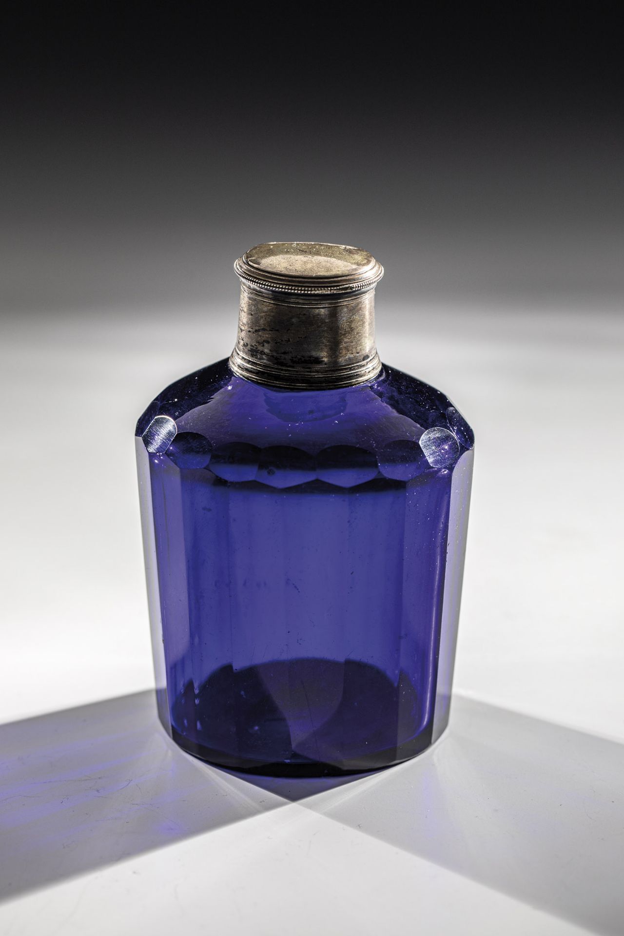 Bottle with screw cap Potsdam, ca. 1700 Cobalt blue glass. Sanded demolition. The slightly conically