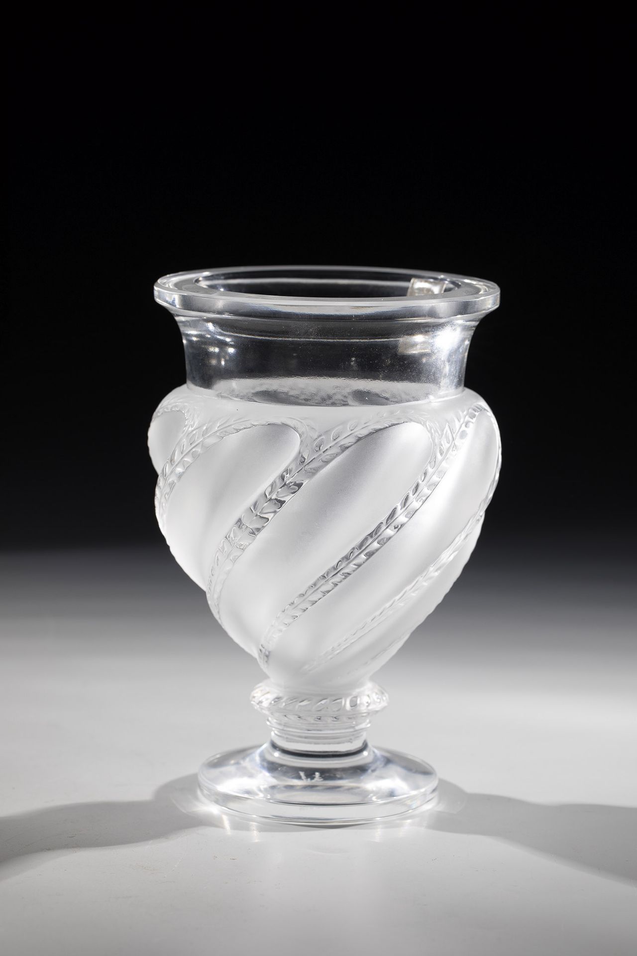 Vase ''Ermenonville'' Lalique, Wingen-sur-Moder, 20th century Colorless glass, pressed into the